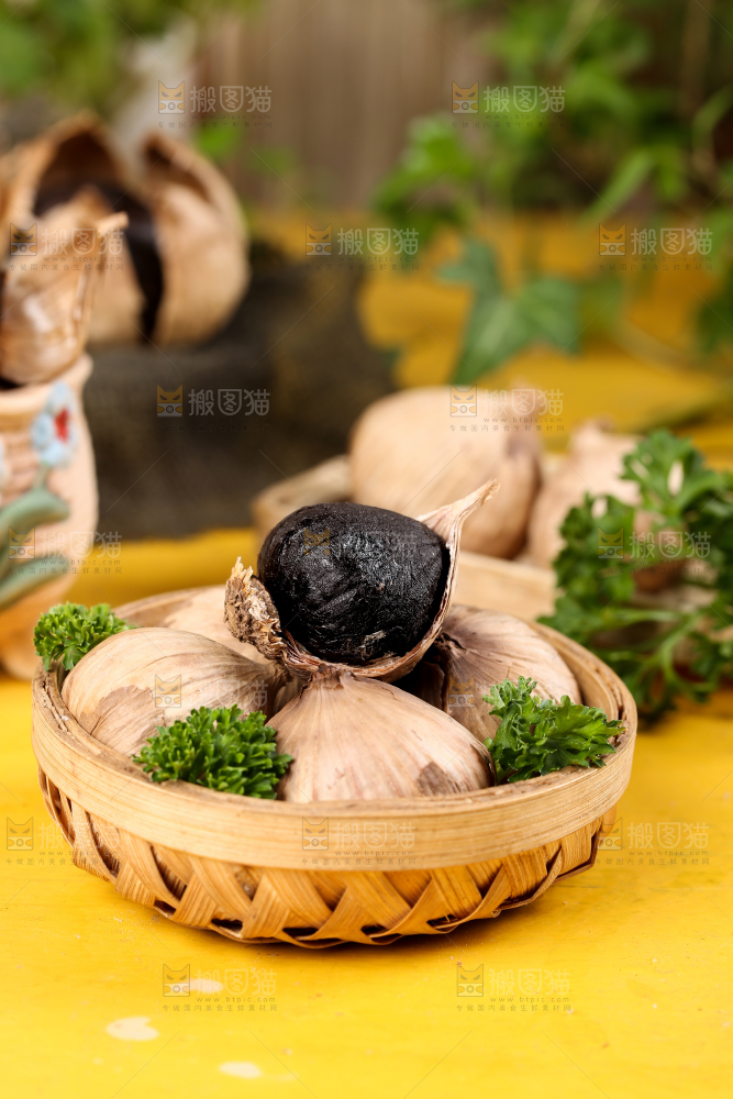 篮子里放着金乡黑蒜