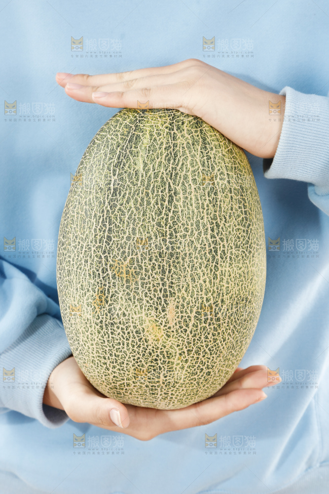 手里抱着哈蜜瓜