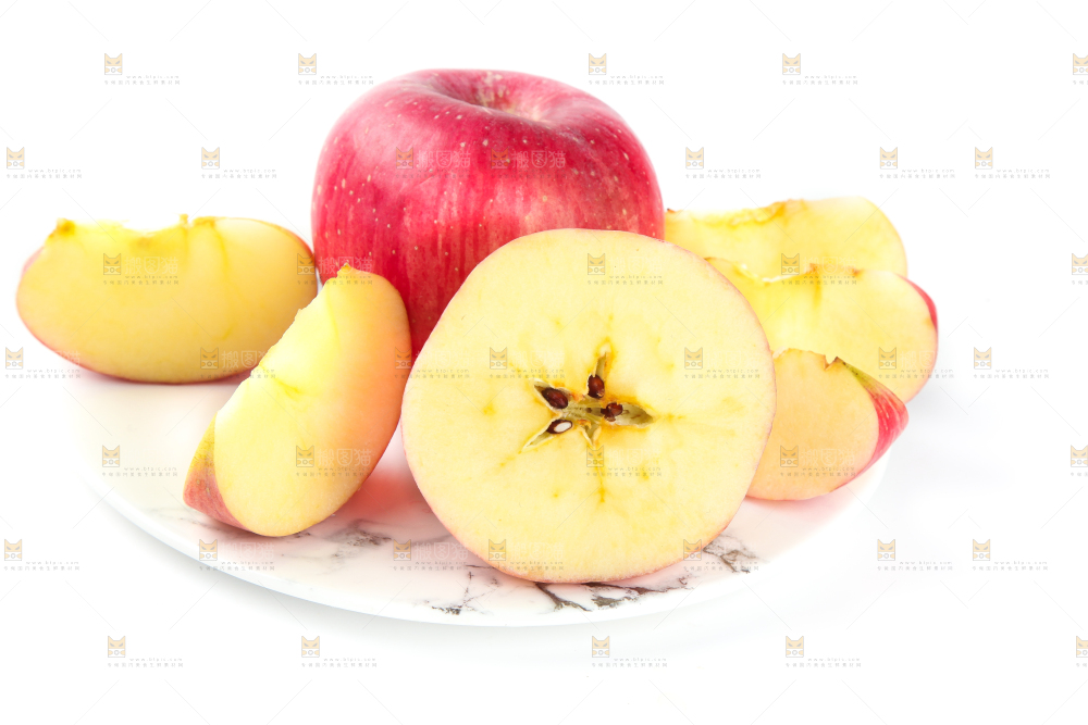 浅底上摆放着苹果