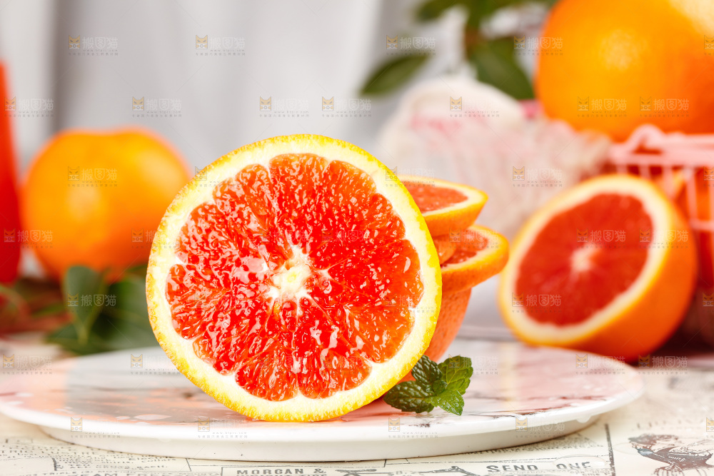 浅底上放着一盘切开的血橙
