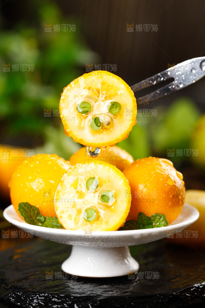 盘子里装着小金桔