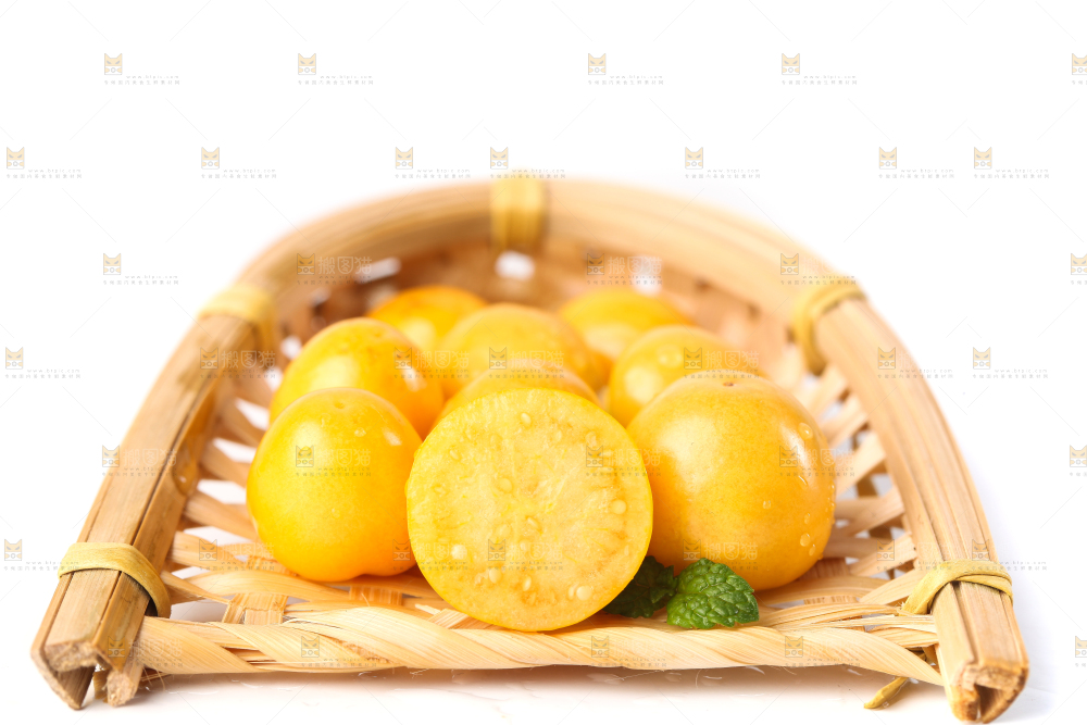 竹篮里放着菇娘果