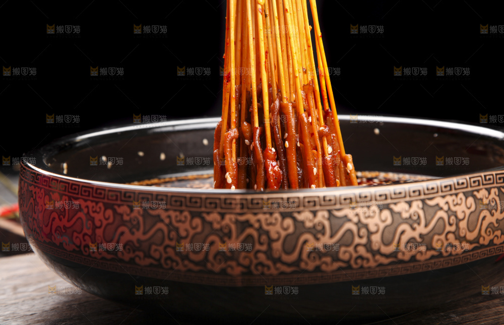 锅里放着鸭肠串