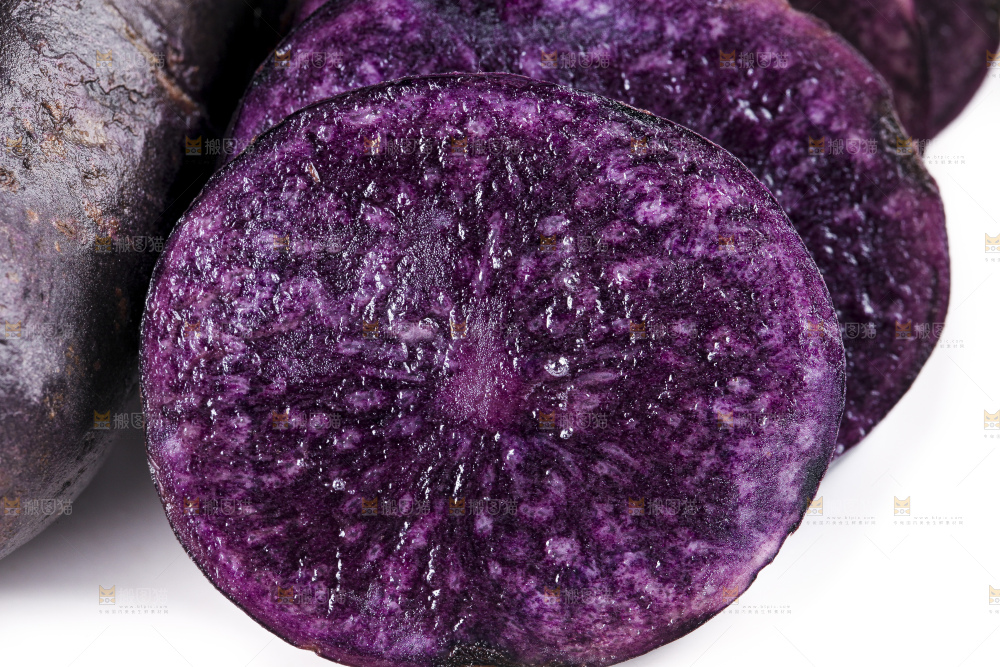 白底上的黑紫马铃薯
