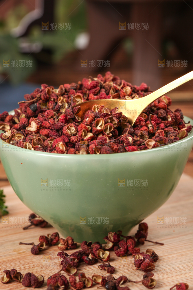 碗里装着大红袍花椒