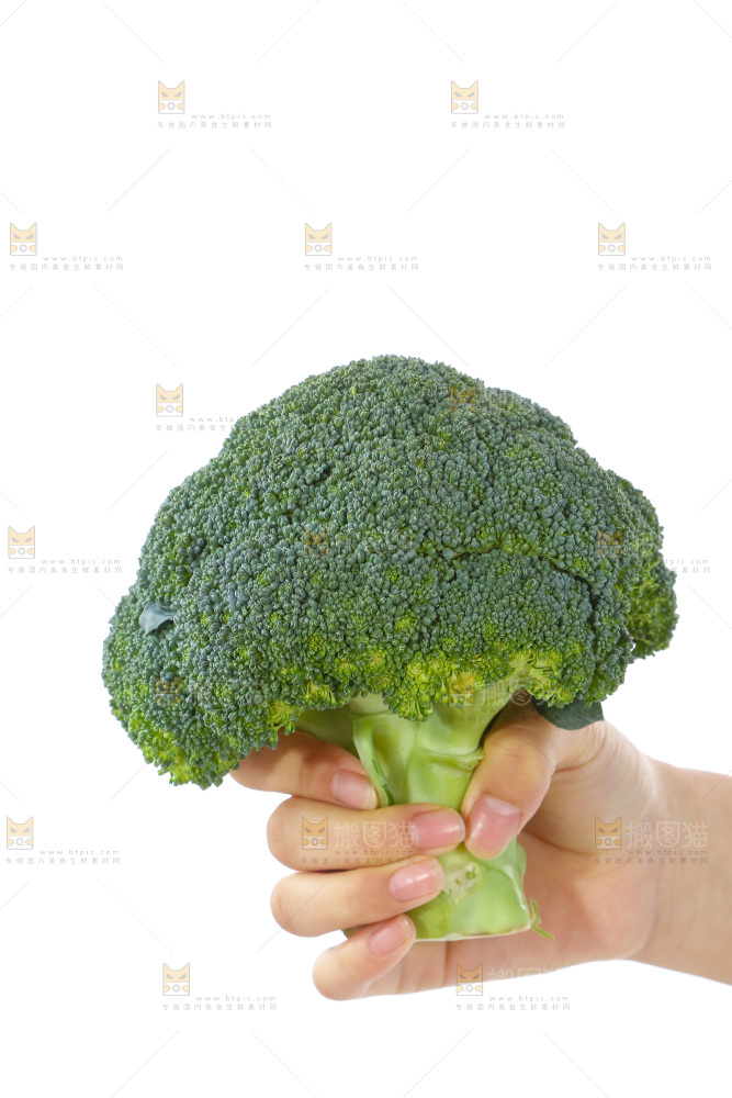 手里拿着西兰花