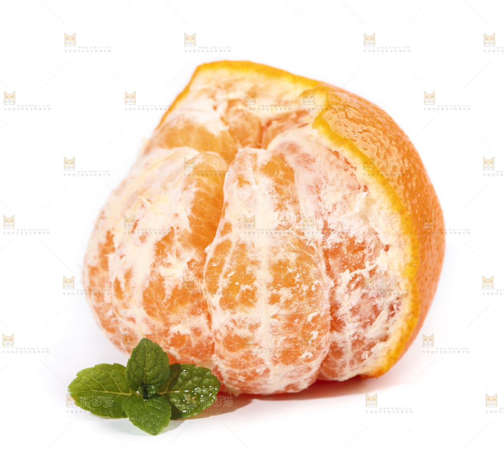 剥皮的耙耙柑放在白底上