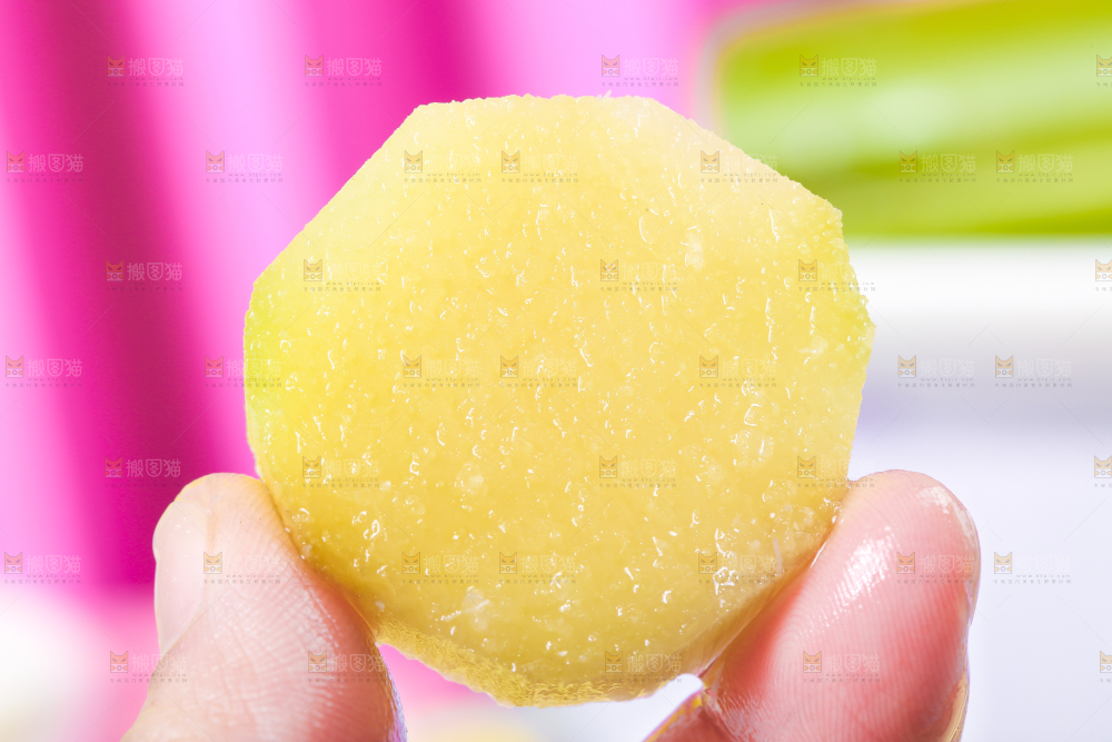 手拿切开的甘蔗