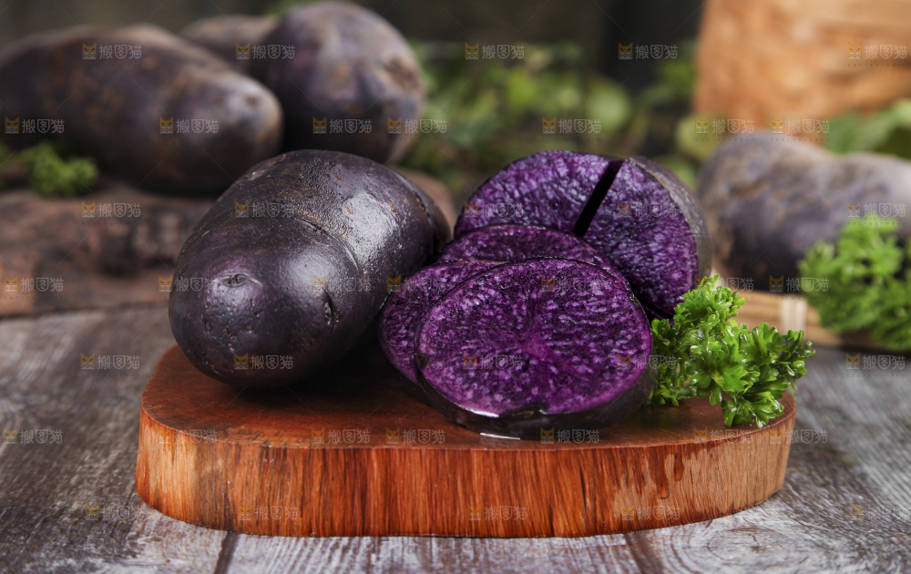 木板上的新鲜黑土豆