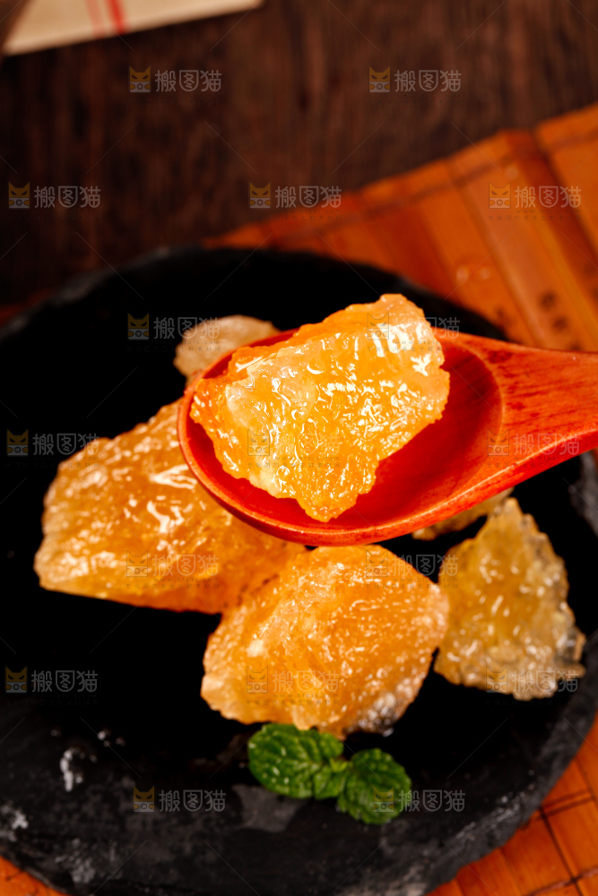 手里拿着黄冰糖块