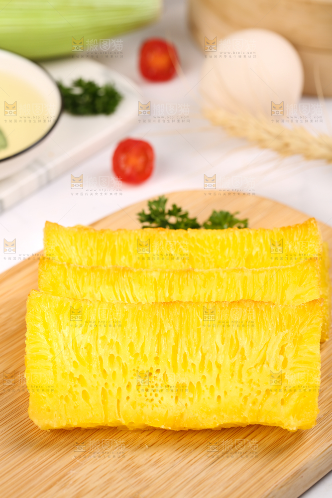木板上摆放着椰汁黄金糕