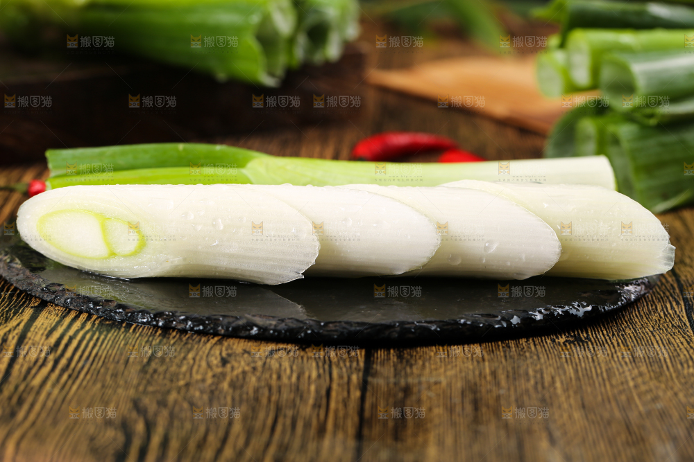黑石板上的大葱白