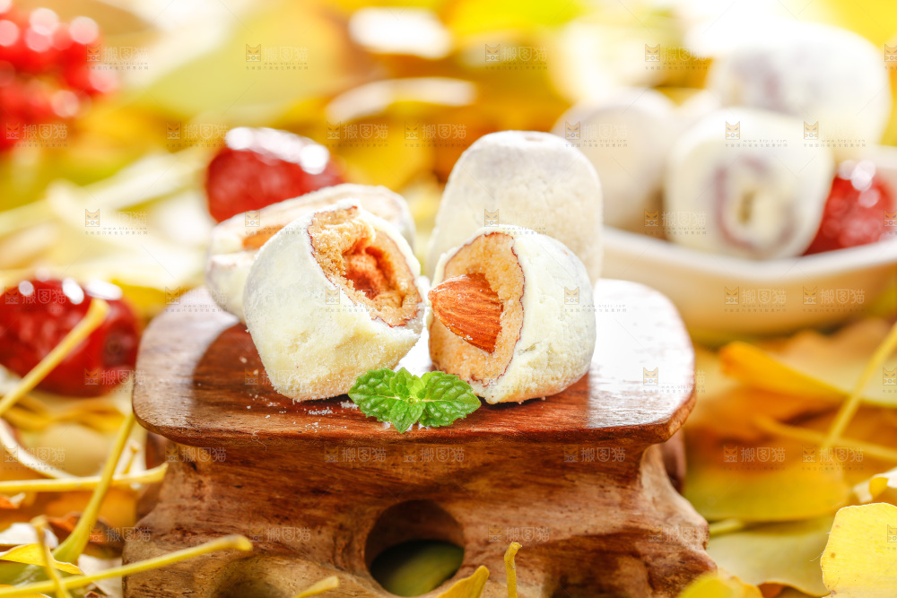 木底上放着切开的杏仁奶枣