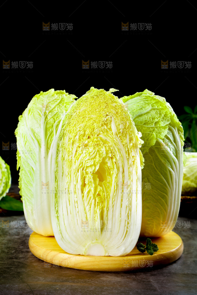 板上放着切开的大白菜