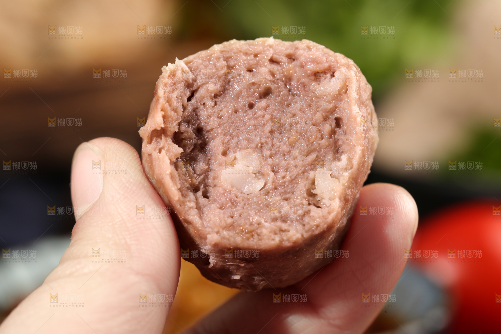 手拿牛肉丸