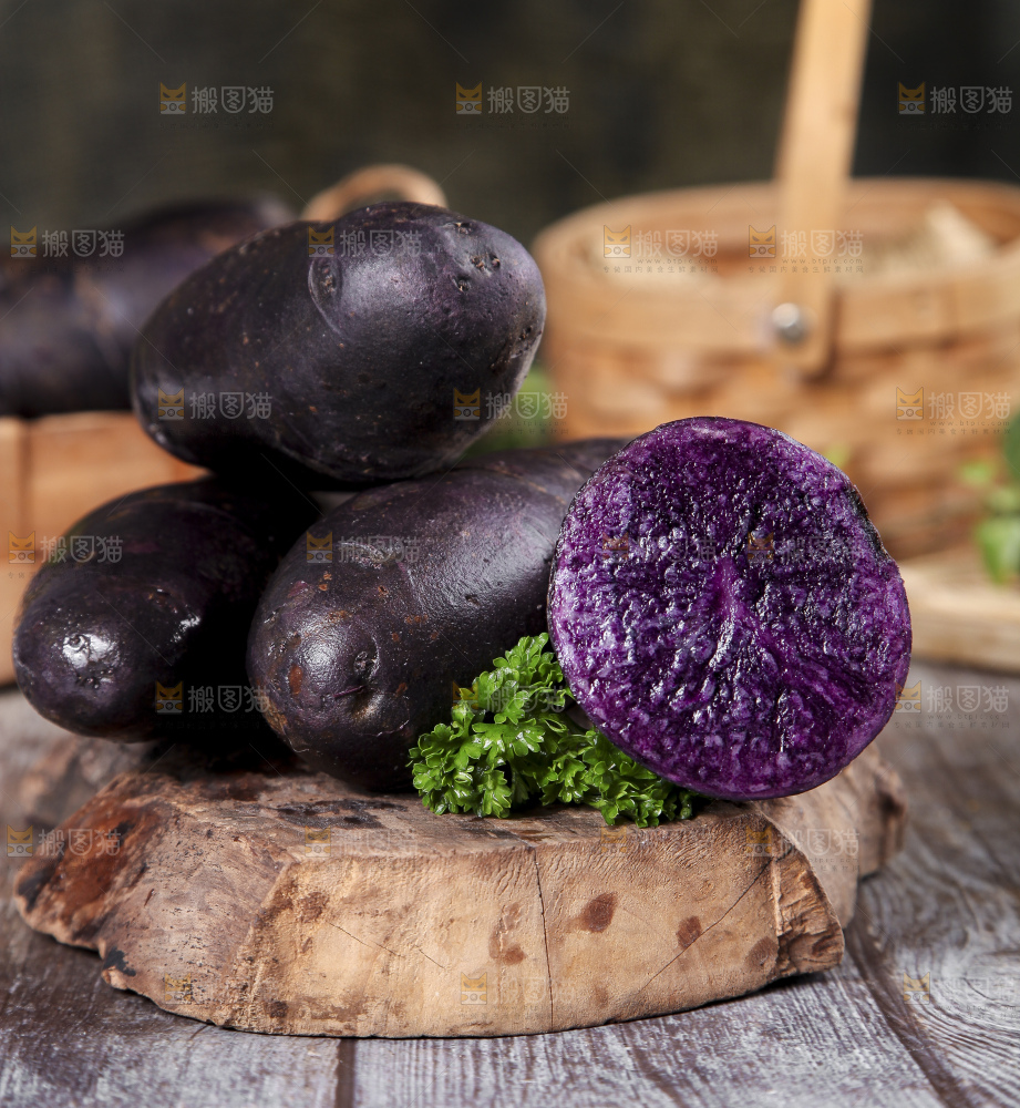 木板上的新鲜黑土豆