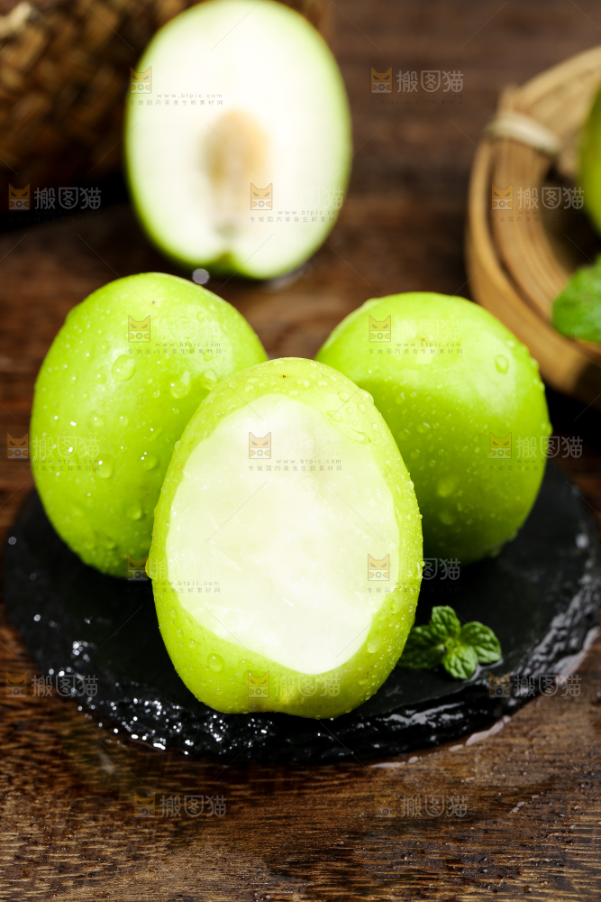 黑底上的新鲜牛奶枣