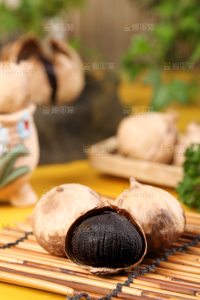 竹底上放着黑蒜米