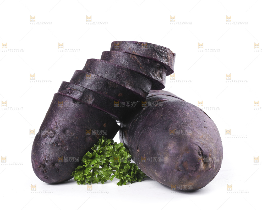 白底上摆放着紫色土豆