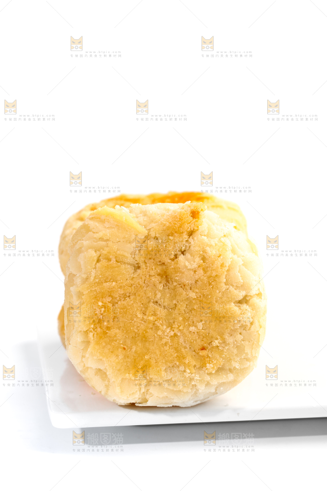 白底上放着一盘酥皮月饼