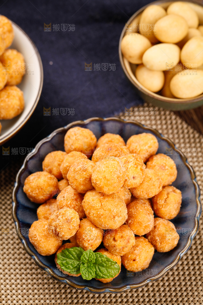 碟子里放着多味花生豆