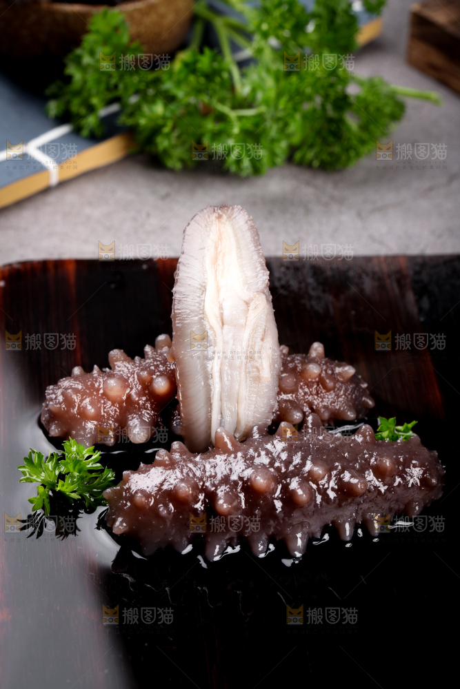 黑底上切开的海参