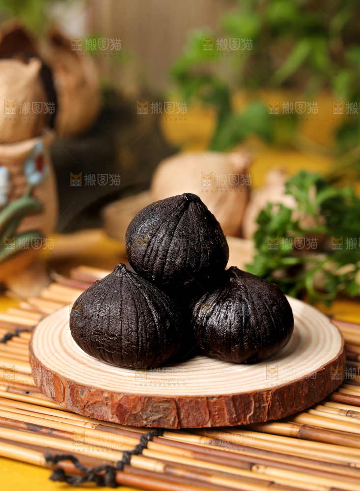 木板上的山东黑蒜头