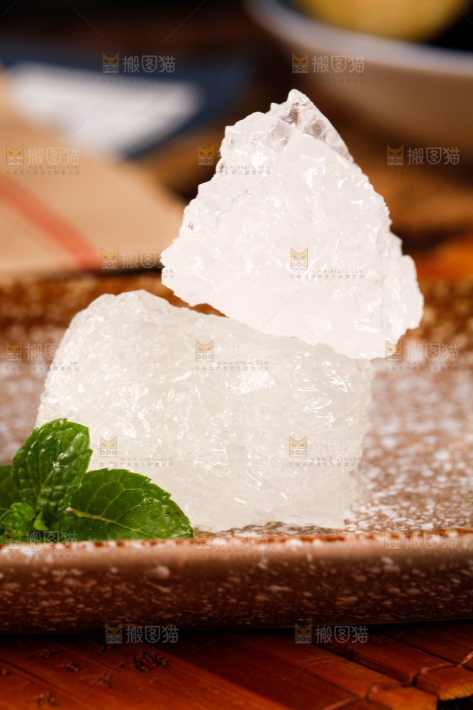 盘子里放着多晶冰糖
