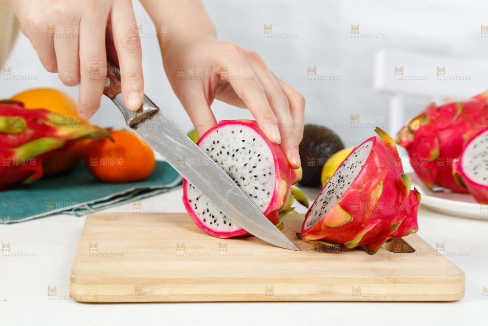 木板上摆放着白肉火龙果