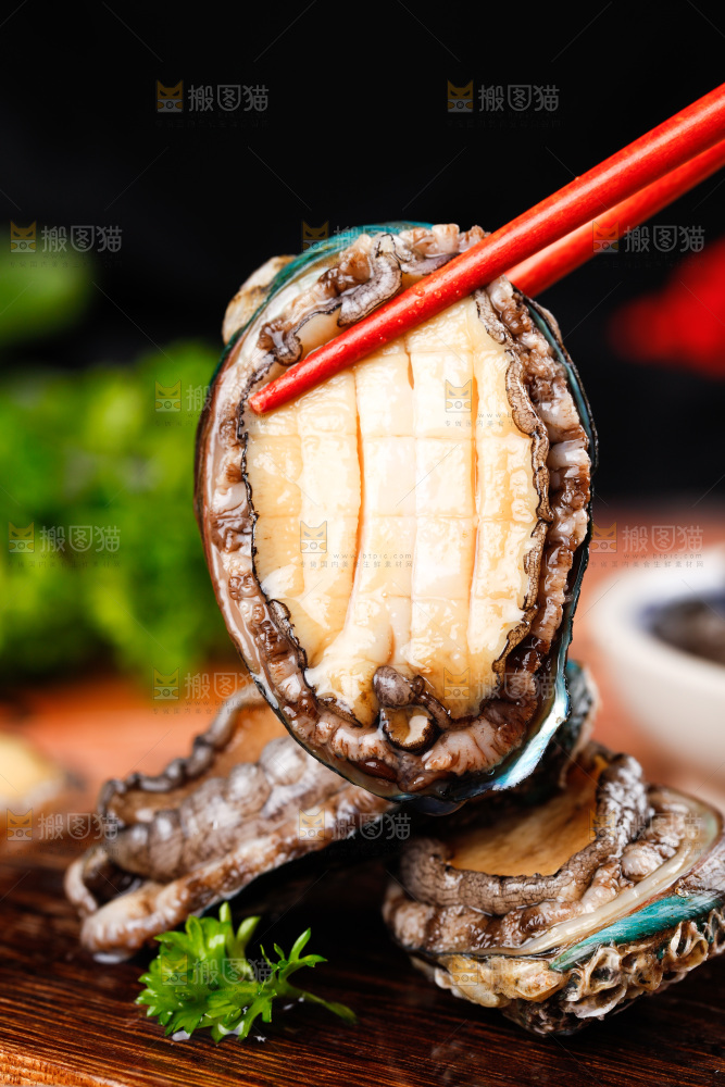 筷子夹着鲍鱼