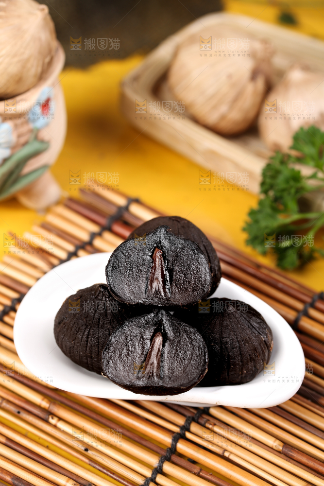 竹底上放着一盘黑蒜
