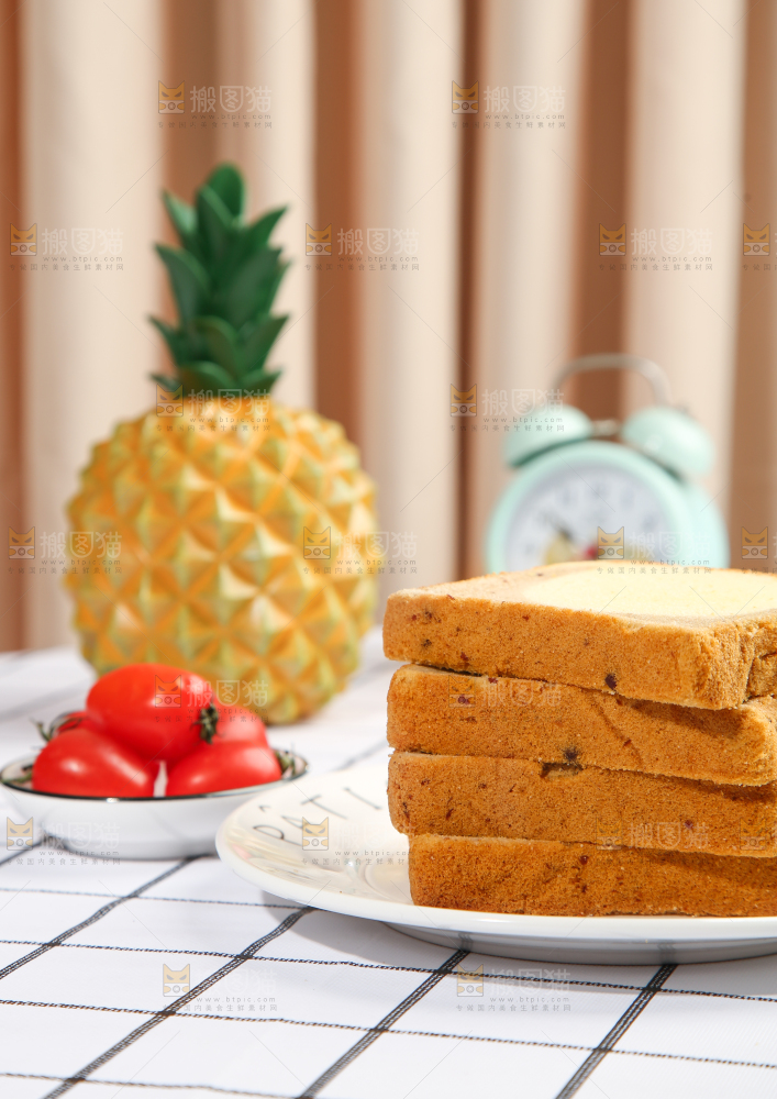 格子布上放着一盘吐司面包
