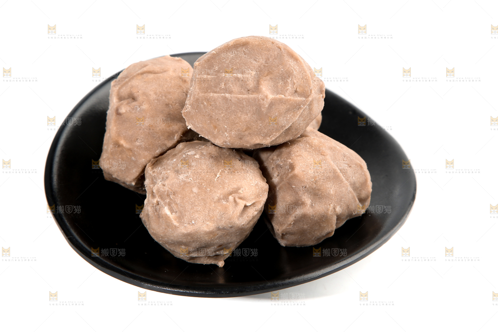 白底上放着一盘手工牛肉丸