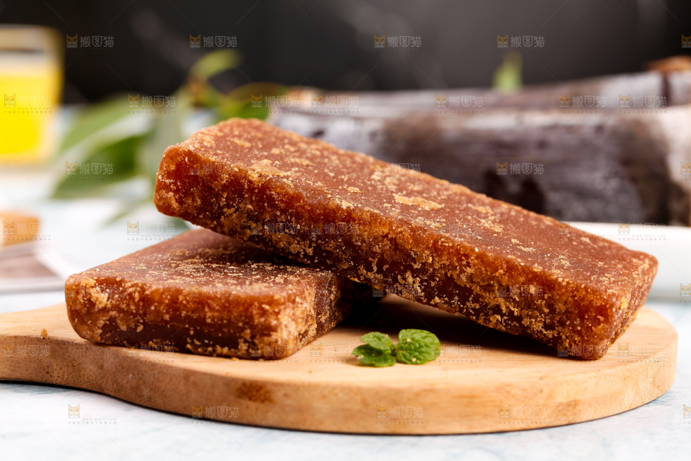 木底上摆放着红糖块