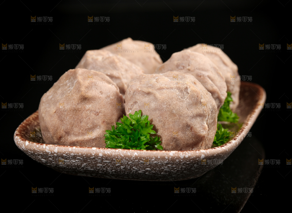 一盘潮汕牛肉丸放在黑底上