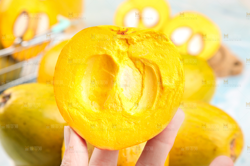 手里拿着蛋黄果