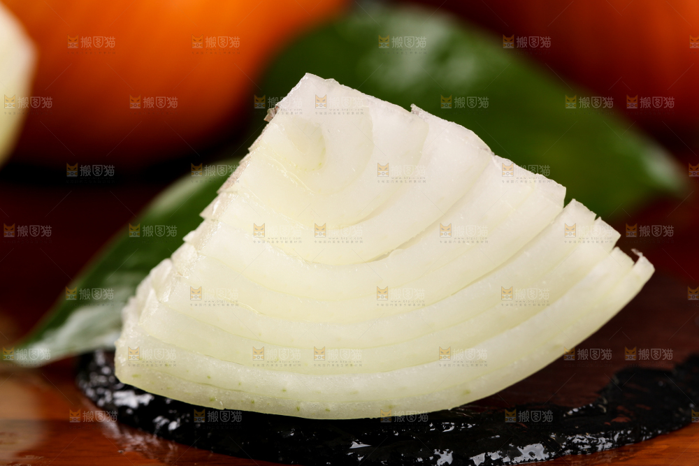 深底上放着黄皮洋葱