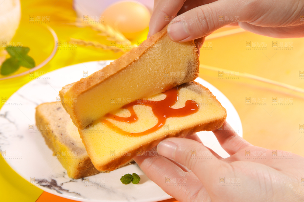 手拿吐司