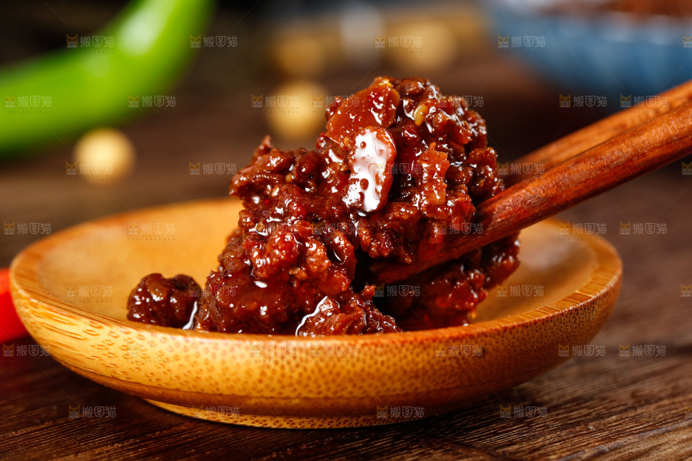 勺子里的牛肉酱