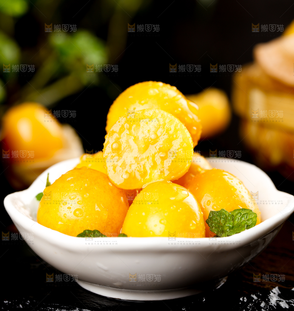 碟子里装着灯笼果