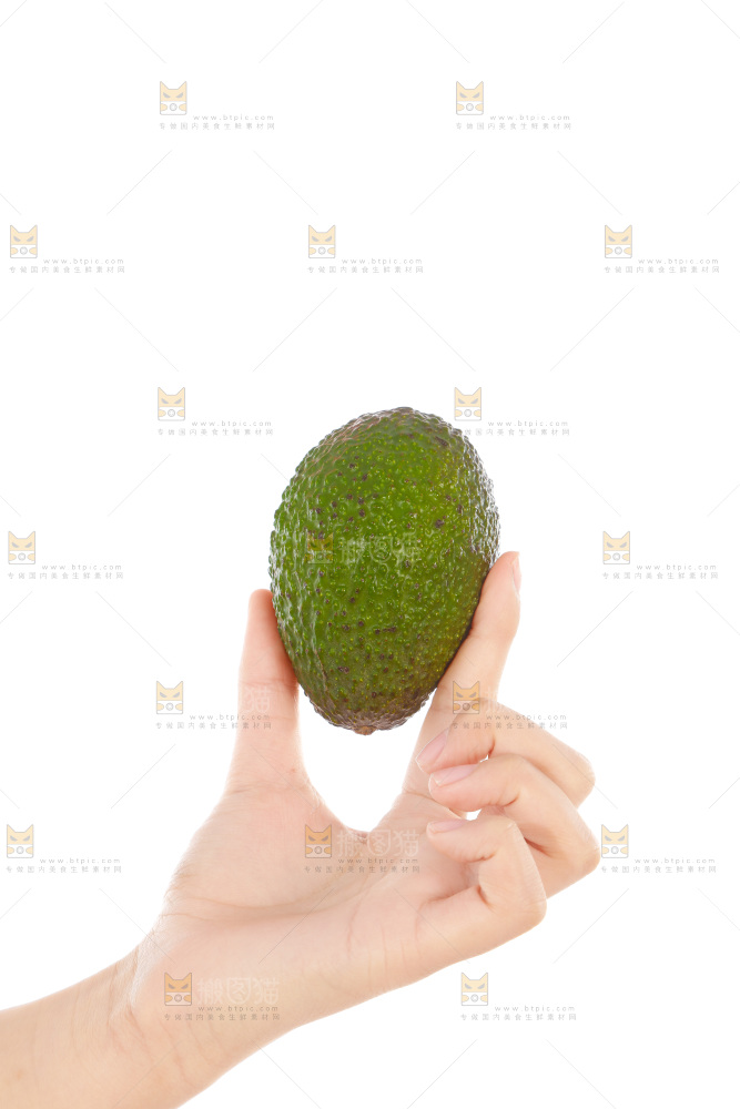 手里拿着牛油果