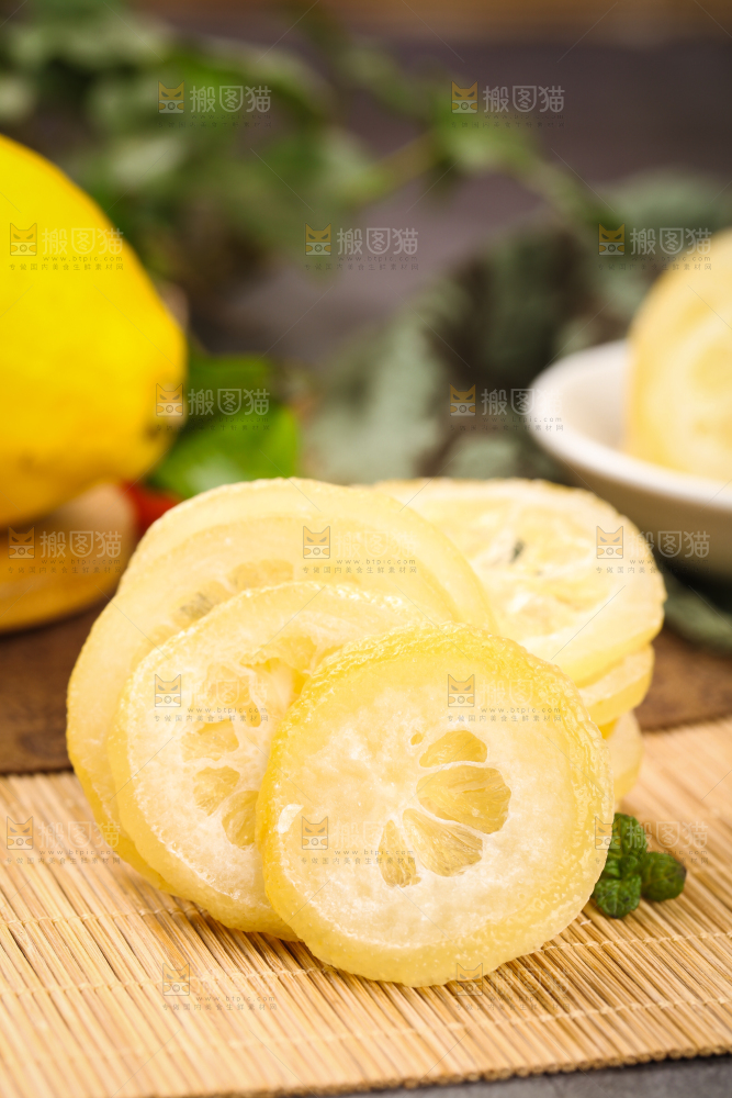 木底上的冻干柠檬片