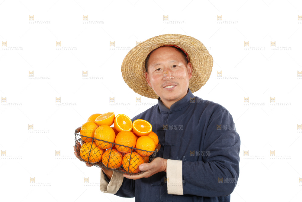 农民手里端着一篮橙子