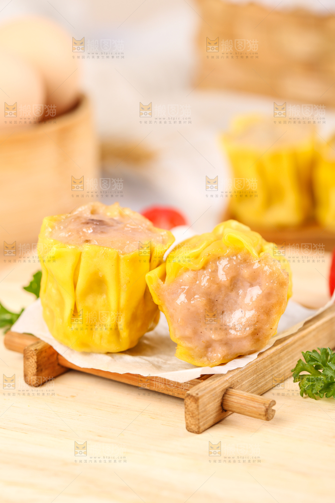 木板上的干蒸烧麦
