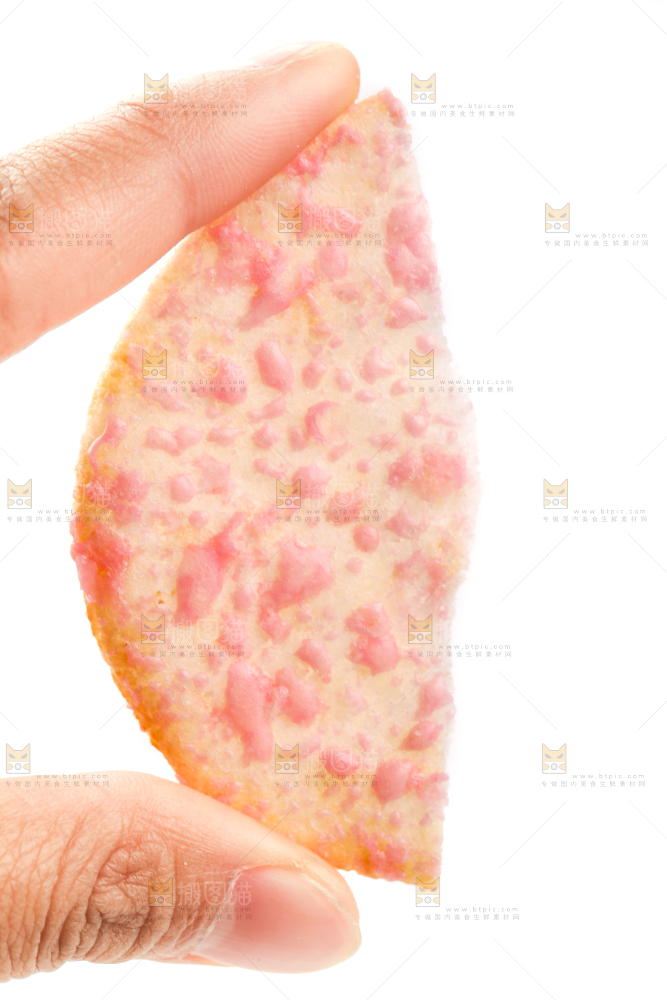 手里拿着雪饼