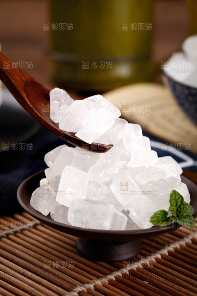 盘子里装着单晶冰糖