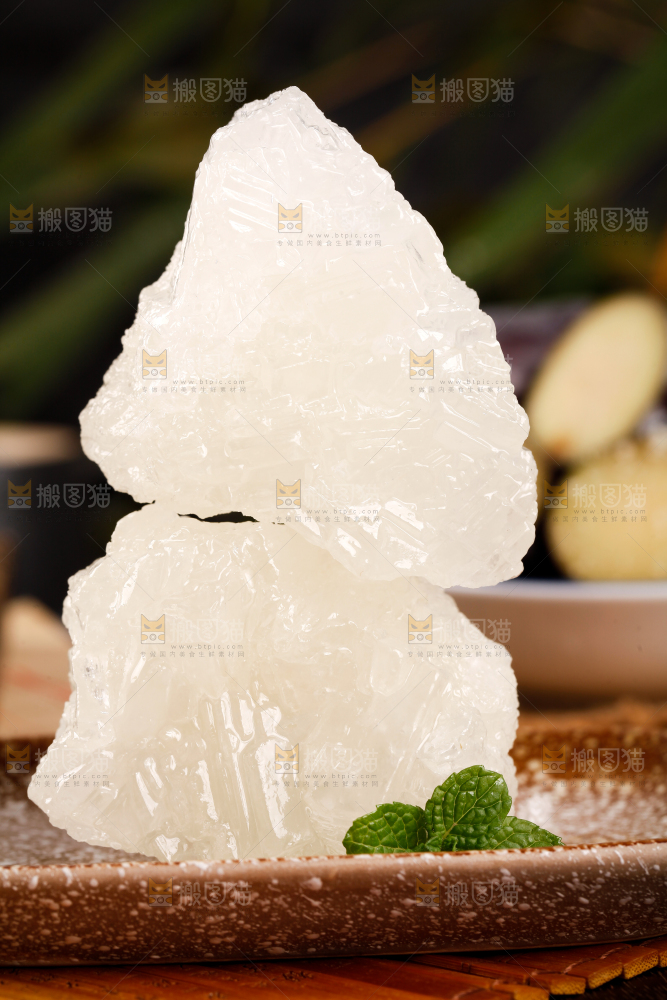 盘子里放着多晶冰糖