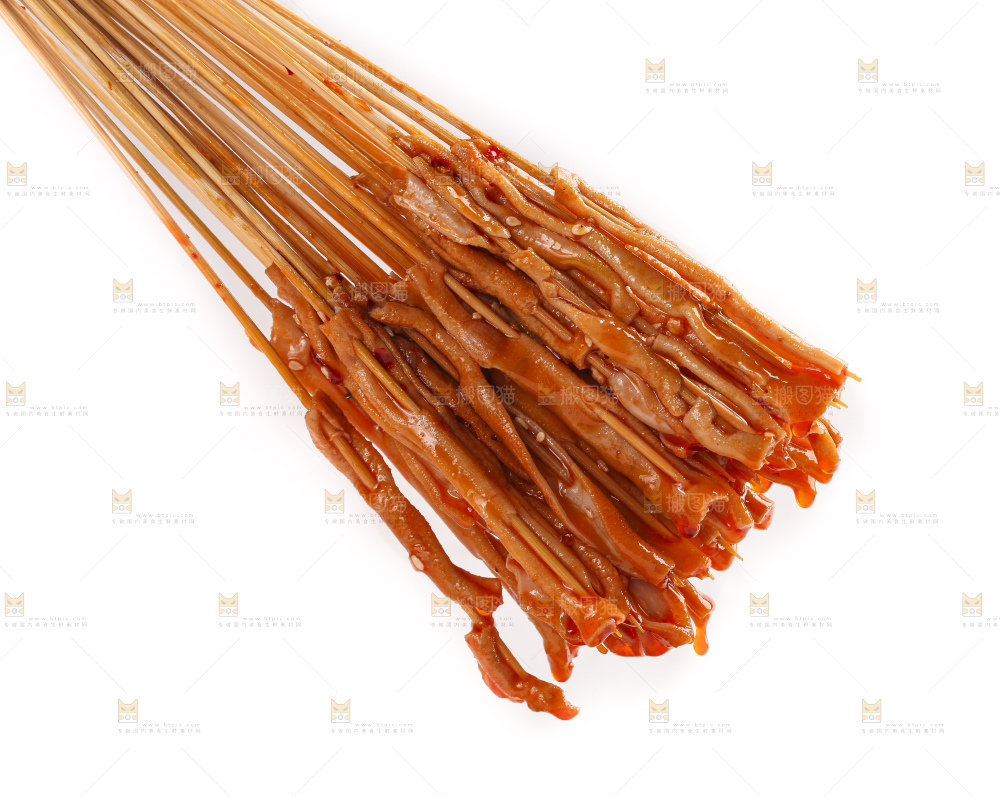 盘子里装着鸭肠串