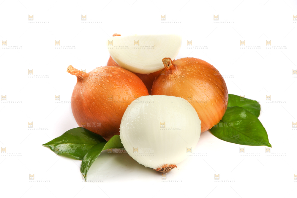 白底上放着黄皮洋葱