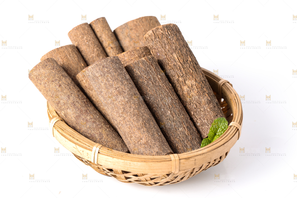 竹篮里放着干桂皮